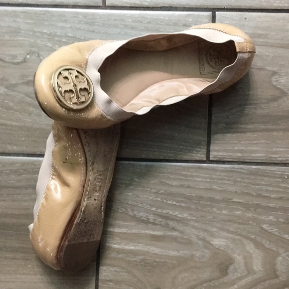 Tory Burch Caroline Tan Patent 9M Flats - Picture 3 of 4